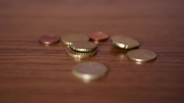 Много монет евро на столе — стоковое видео