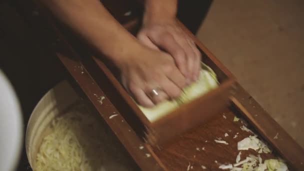 Процес подрібнення капусти — стокове відео