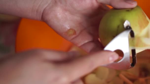 Donna pulisce mela — Video Stock