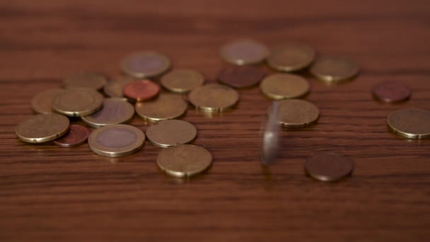 Moneta in euro sul tavolo — Video Stock