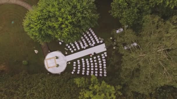 Décoration de mariage entre les arbres 