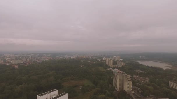 Hermosa vista de la ciudad Niebla — Vídeos de Stock