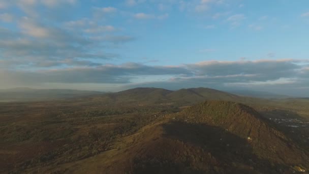 Tráfego rodoviário cruzado de cima das montanhas — Vídeo de Stock