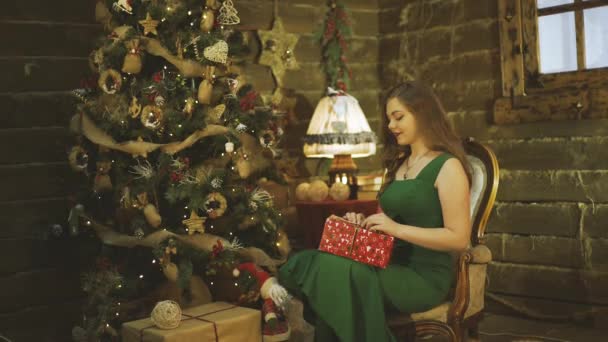 Mädchen packt Geschenkbox aus — Stockvideo