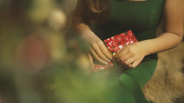 Flicka packar upp nya året gåva — Stockvideo