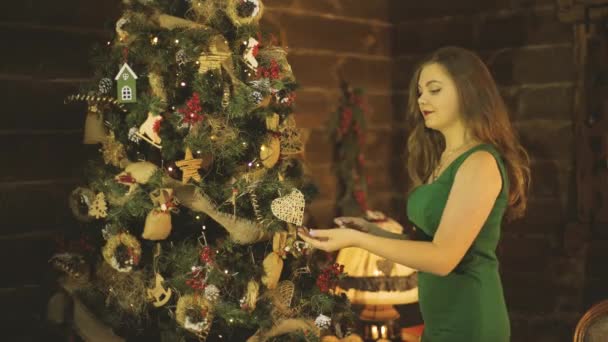 Colocando o presente sob a árvore de Natal — Vídeo de Stock