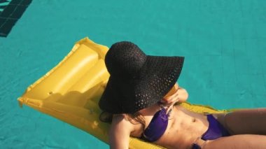 güzel bir genç kadın rahatlatıcı