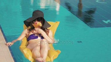 güzel bir genç kadın rahatlatıcı