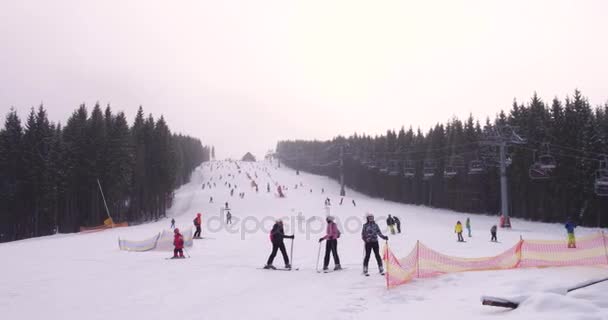 산에 스키 사면입니다. Bukovel, 우크라이나-12 월 24 일 2016 — 비디오