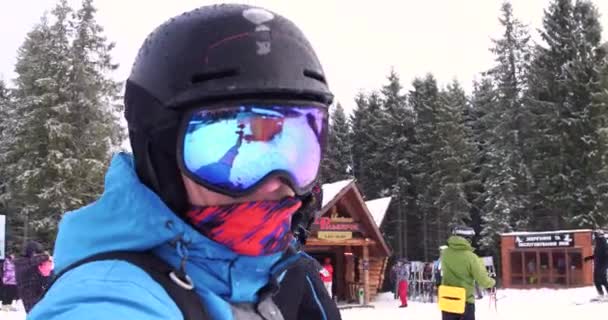 Selfie マウンテン リゾートのスキー場のリフト。ブコヴェリ、ウクライナ - 2016 年 12 月 24 日 — ストック動画