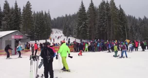 Junger Kerl zeigt Zunge. bukovel, Ukraine - 24. Dezember 2016 — Stockvideo