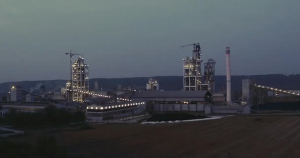 Usine industrielle la nuit — Video