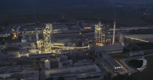 Fábrica industrial por la noche — Vídeo de stock