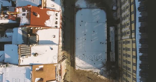 Skridskor i en magisk vinter stad vid solnedgången — Stockvideo