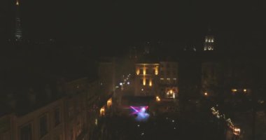 Birçok kişi lazer şov dans