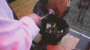 Cook kutlamak için yemek hazırlar