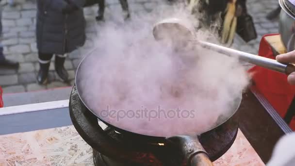 Cook prepara comida para celebrar — Vídeo de stock