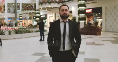 Genç işadamı konuşan telefon