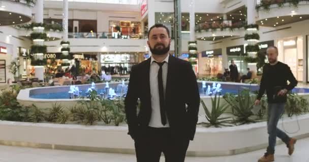 Junger gutaussehender Geschäftsmann telefoniert — Stockvideo
