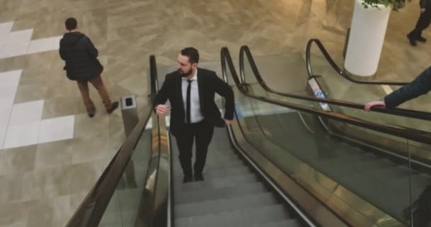 Geschäftsmann eilt zu einem Treffen — Stockvideo