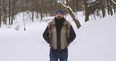 Genç yakışıklı yürüyüşler Winter Park