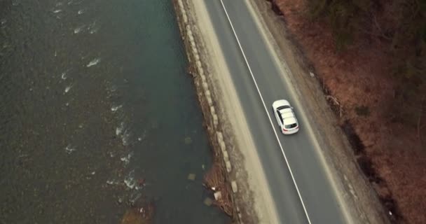 Coche blanco va en la carretera de las montañas — Vídeo de stock