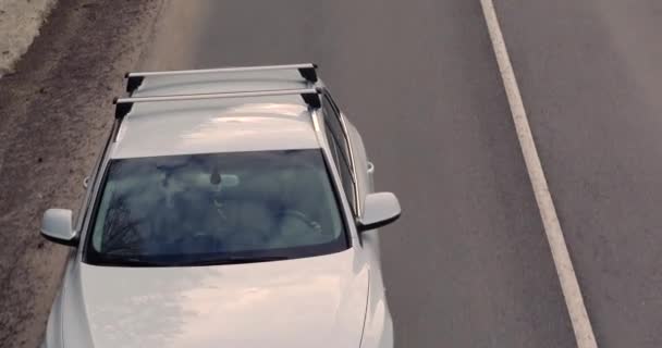 De witte auto gaat op de weg — Stockvideo