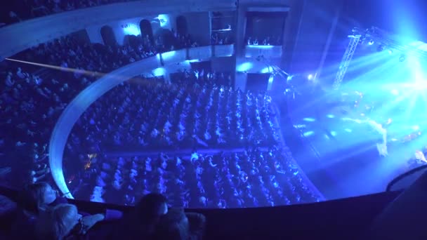 明るい舞台照明の点滅のリヴィウ、ウクライナ - 2017 年 3 月 8 日 — ストック動画