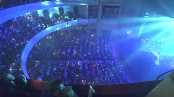 リヴィウ、ウクライナ - 2017 年 3 月 8 日のコンサートで多くのライト — ストック動画