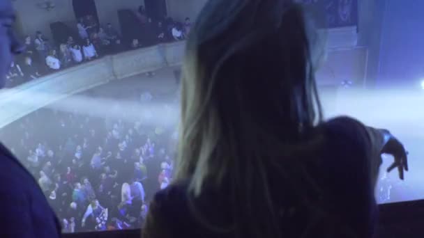 Tanec během koncertu Lvov, Ukrajina - 8 březen 2017 — Stock video