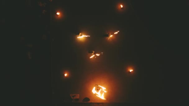 Літаюче вогняне шоу вночі — стокове відео