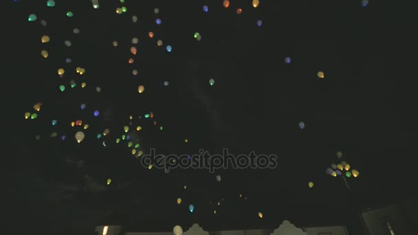 Ballons de couleur au ciel nocturne — Video