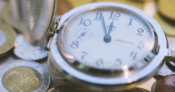 Staré kapesní hodinky Open — Stock video