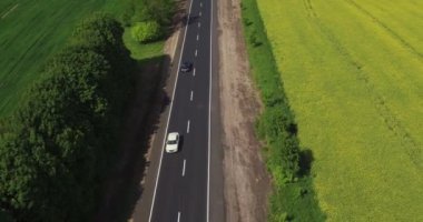 Tecavüz dolu bir alanda yol üzerinde uçan