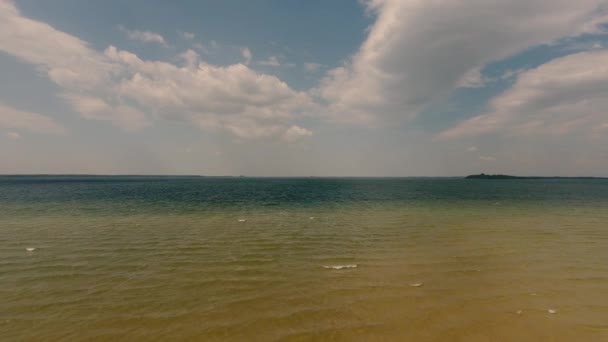 Vista aérea do lago contra o céu — Vídeo de Stock