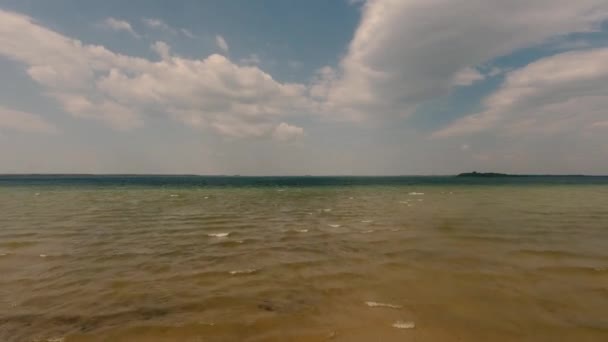 Vista aérea del lago contra el cielo — Vídeos de Stock