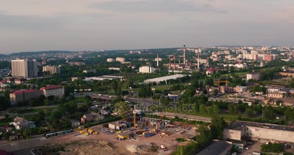 Kran arbeitet auf Baustelle — Stockvideo