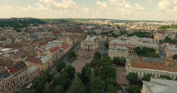 Ουκρανία Όπερα Lviv εναέρια παλιά πόλη. Κεντρικό τμήμα της παλιάς πόλης — Αρχείο Βίντεο