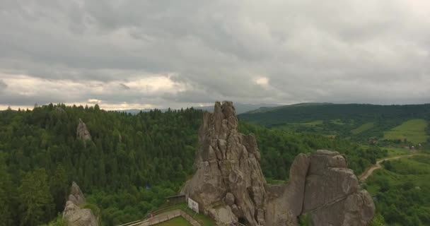 Crash-Drohne fliegt über Felsen — Stockvideo