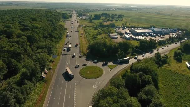 裂けると忙しい高速道路上で高速のトラフィック — ストック動画