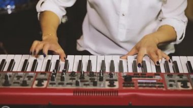 Kızlar el piyano üzerinde