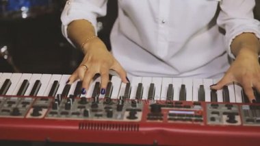 Eller piyano çalıyor.