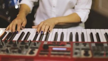 Eller piyano çalıyor.