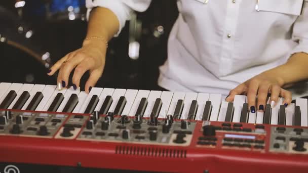 Mãos a tocar piano — Vídeo de Stock