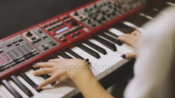 Mãos tocando piano — Vídeo de Stock