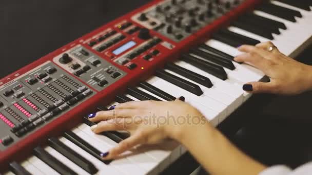 Mãos tocando piano — Vídeo de Stock