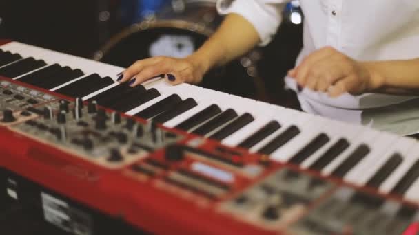 Руки грати на фортепіано — стокове відео