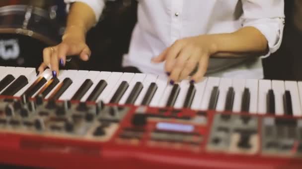 Руки играют на пианино — стоковое видео