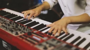 Eller piyano çalıyor.