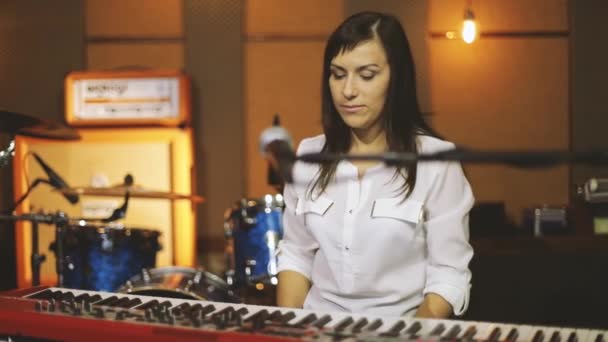 Donna che suona il pianoforte — Video Stock
